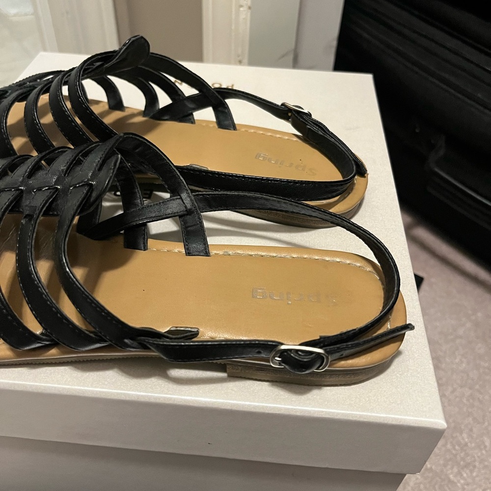 Women black leather strap sandals in size 7